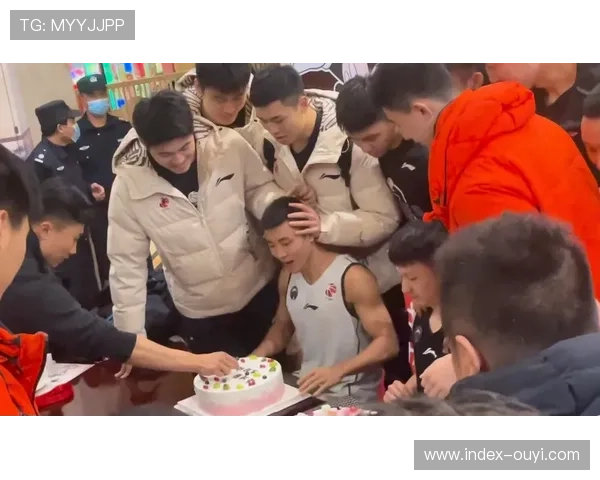 广厦球员蛋糕抹脸搞笑互动,展现队伍和谐氛围 广厦球员蛋糕抹脸搞笑互动,展现队伍和谐氛围