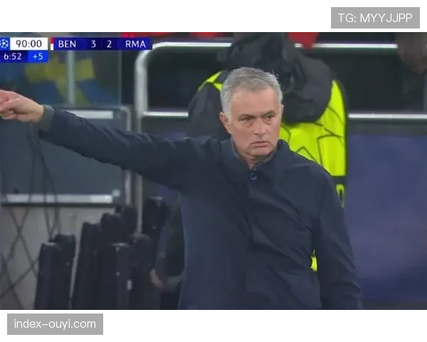 特写镜头：美因茨门将曾特纳冲出禁区头球解围，诠释门将作为清道夫的角色